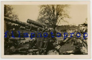 Wwii Us Gi Photo - 3rd Army Gis By Us Captured German Flak 88 In Storage Area