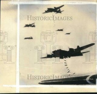 1943 Press Photo Bombs Fall From Us Planes In Wwii Raid Over Munster,  Germany