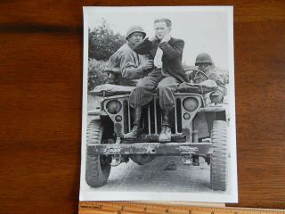 Ww2 Press Photo German Sniper Prisoner Jeep St Sauveur Lendelin France 8/7/44