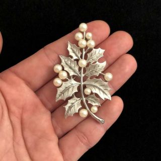 Vintage TRIFARI Christmas Holly Leaf Silver Tone Brooch Pin w/ Faux Pearls 2