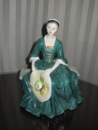 Royal Doulton A Lady From Williamsburg Hn2228 Figurine
