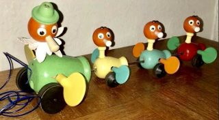 1963 Complete Vintage Fisher Price Gabby Goofies Duck & Babies Pull Toy