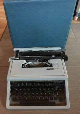 Vintage Olivetti Underwood Lettera 31 Portable Typewriter With Case