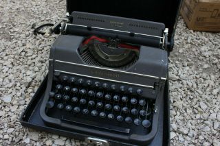 Vintage Underwood Universal Portable Typewriter W Case