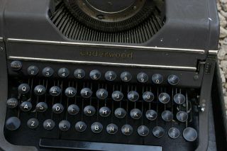 Vintage Underwood Universal Portable Typewriter w Case 2