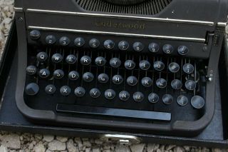 Vintage Underwood Universal Portable Typewriter w Case 3
