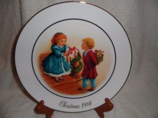 Avon 9 1/4 " Christmas 1984 Collector Plate " Celebrating The Joy Of Giving " 22kt.