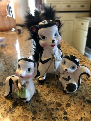 Vintage Anthropomorphic Ceramic Skunk Family Mom Babies Chain Real Fur Figurine