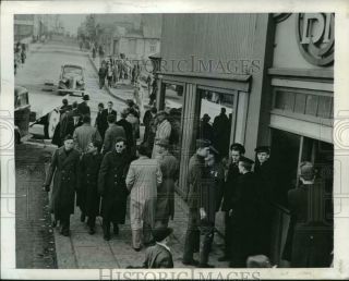 1942 Press Photo Us Soldiers & Sailors Based In Iceland Visit A Nearby Town