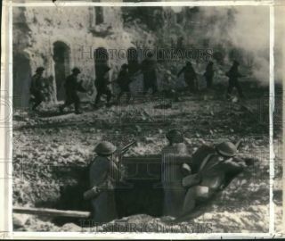 1944 Press Photo Soldiers Cover Advancing Troops From Shell - Hole In Italy