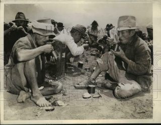 1945 Press Photo Okinawa,  Native Workers Use Chopsticks To Eat Their Rations