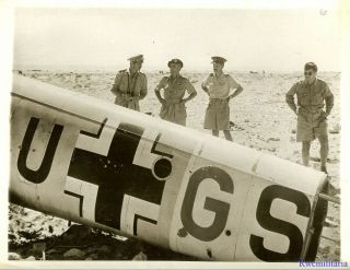 Press Photo: British Officers W/ Shot Down Luftwaffe Me - 110 Fighter; N.  Africa