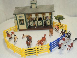 Breyer Horse Green 3 Stall Stable Barn W/