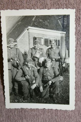 Ww2 Photograph Of German Army Soldiers W/helmets & Rifles