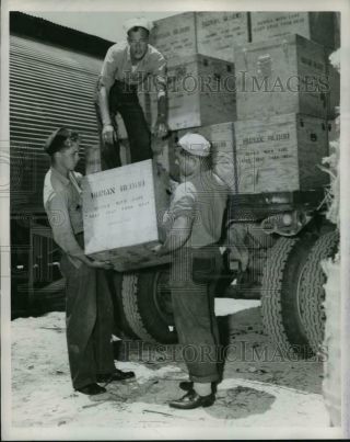 1945 Press Photo U.  S.  Navy Men Load Human Blood For Transport To Fighting Fronts