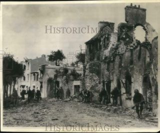 1944 Press Photo Us Troops Advance Through Lambezelleo,  France In World War Ii