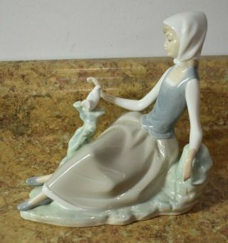 Lladro 4660 Shepherdess W/ Dove 6.  5 " Figurine Pre - Owned