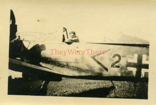 Wwii Photo - Us Soldier W/ Captured German Focke - Wulf Fw 190 No.  2 - 3