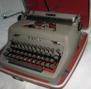 Vintage 1950 ' s Gray ROYAL Quiet De Luxe Portable TYPEWRITER with Case 3