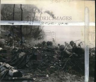 1944 Press Photo Us Troops Protect Wounded Soldiers On Bougainville In Wwii