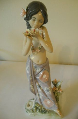 Lladro Aroma Of The Islands Woman Figurine Hawaiian Girl