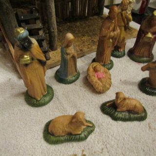 Vintage Sears Trim Shop Christmas Nativity Set Wood Stable Reed Roof 10 Figures 2