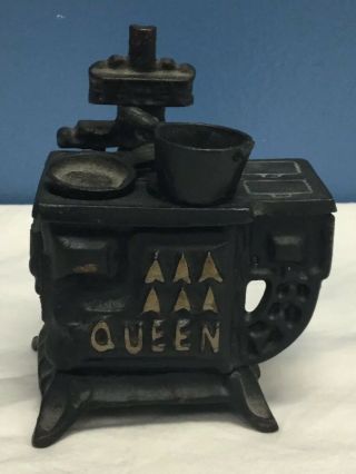 Vtg Miniature Queen Cast Iron Stove Salesman Sample With Pot & Skillet