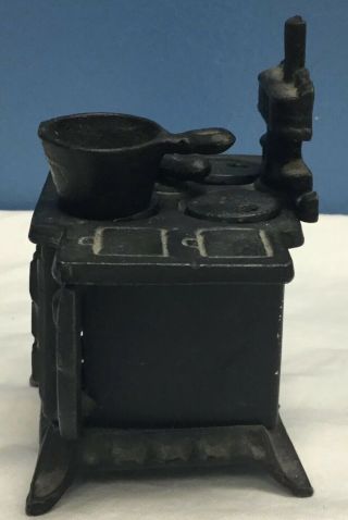 VTG Miniature Queen Cast Iron Stove Salesman Sample With Pot & Skillet 3
