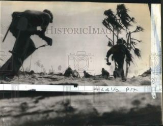 1943 Press Photo Us Marines Spring Across Beach During Wwii Invasion Of Tarawa