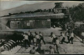1942 Press Photo Us Soldiers Loading 12 - Inch Cannon At Corregidor,  World War Ii