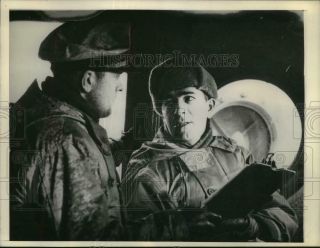 1943 Press Photo Cmdr James A Hirschfield & Ens Barring Coughlin - Sba10362