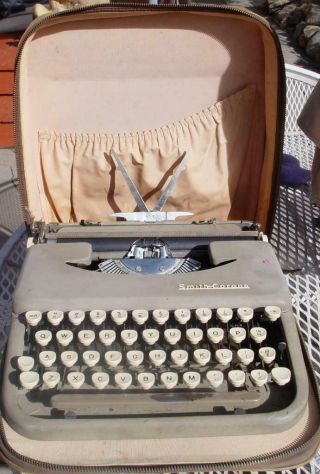1950s Vintage Portable Smith Corona Skywriter Typewriter With Soft Case