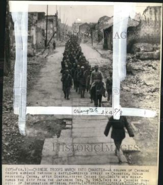 1943 Press Photo Chinese Troops March Through War Torn Area Of Changteh
