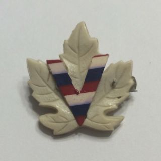 Ww2 Canada “v For Victory” Patriotic Plastic Pin Maple Leaf Red White