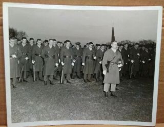 Wwii Vtg 8 " X 10 " Signal Corps U.  S.  Army Photo.  Soldiers Praying In Formation