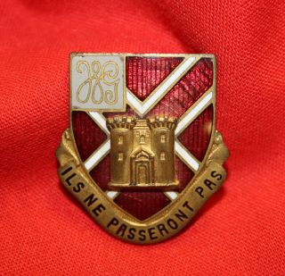 Wwii United States Army 105th Field Artillery Crest Pin Badge