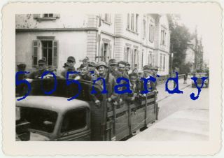 Wwii Us Gi Photo - Gmc Cckw Truck Packed W/ German Pows & 1st Inf Div Guard 1
