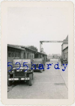 Wwii Us Gi Photo - Painted 1st Infantry Division Mp Jeep Industrial Area Ansbach