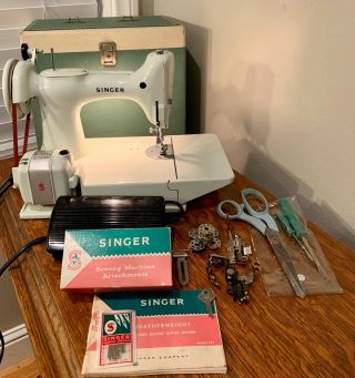 Vintage 1960s Singer 221k White Featherweight Portable Sewing Machine Case 221