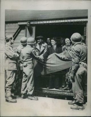 1945 Press Photo Norway,  American Task Force A Says Farewell To Russian Prisoner