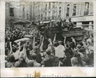 1944 Press Photo France,  Joyous Natives Of Rennes Welcome American Troops