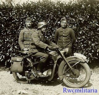 Awesome Wehrmacht Soldiers W/ Kradmelder Posed On Motorcycle (b - 31564)