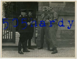 Wwii Us Gi Photo - 795th Military Police Battalion Mps Sharing Info W/ Soviets ?
