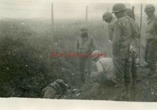 251 Wwii Photo Us Soldiers Inspect Kia Dead German Soldier France 1944