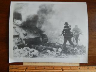 Ww2 Press Photo Eastern Front German Panzer Grenadier Burning Tank 8/23/44