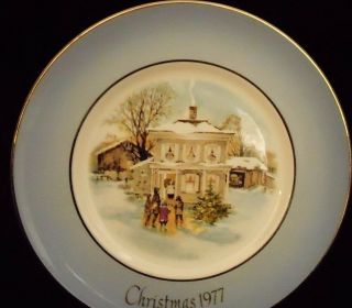 Avon Christmas Plate 1977 " Carolers In The Snow "