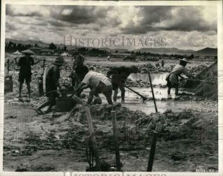 1943 Press Photo Workers Building Air Field In China During World War Ii