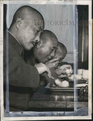 1947 Press Photo Hideki Tojo Eats With Other Inmates At Prison In Tokyo,  Japan