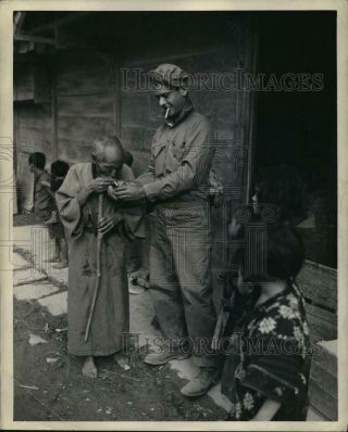 1945 Press Photo Okinawa,  American Soldier Shares A Smoke With A Japanese Man