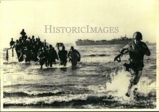 1944 Press Photo Fifth Army Troops Establish Beachhead.  West Coast Of Italy - Wwii